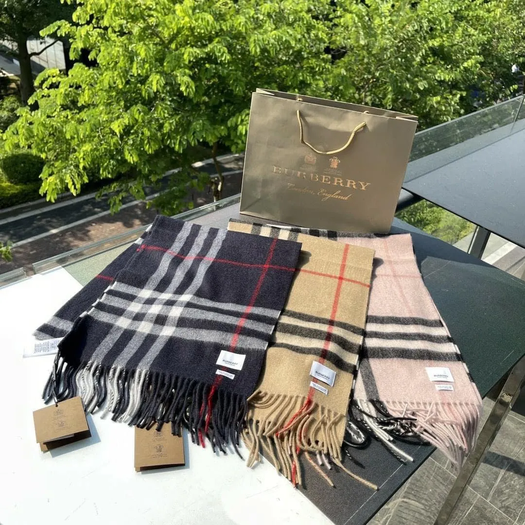 Khăn quàng cổ Burberry thiết kế nhiều màu