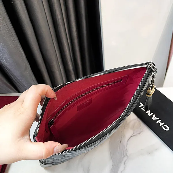 Túi Cầm Tay Nữ Chanel Gabrielle Small Calfskin Clutch Màu Đen