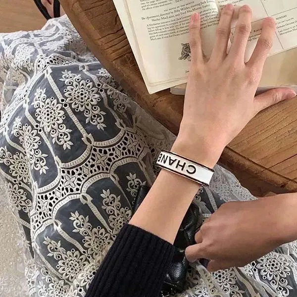 Vòng Đeo Tay Nữ Chanel Bangles Casual, Street, Party Style Màu Đen Trắng