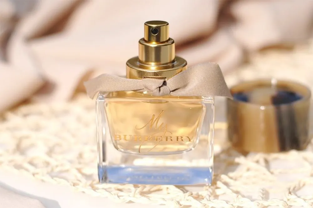 Cách Xịt Nước Hoa Burberry Đúng Cách