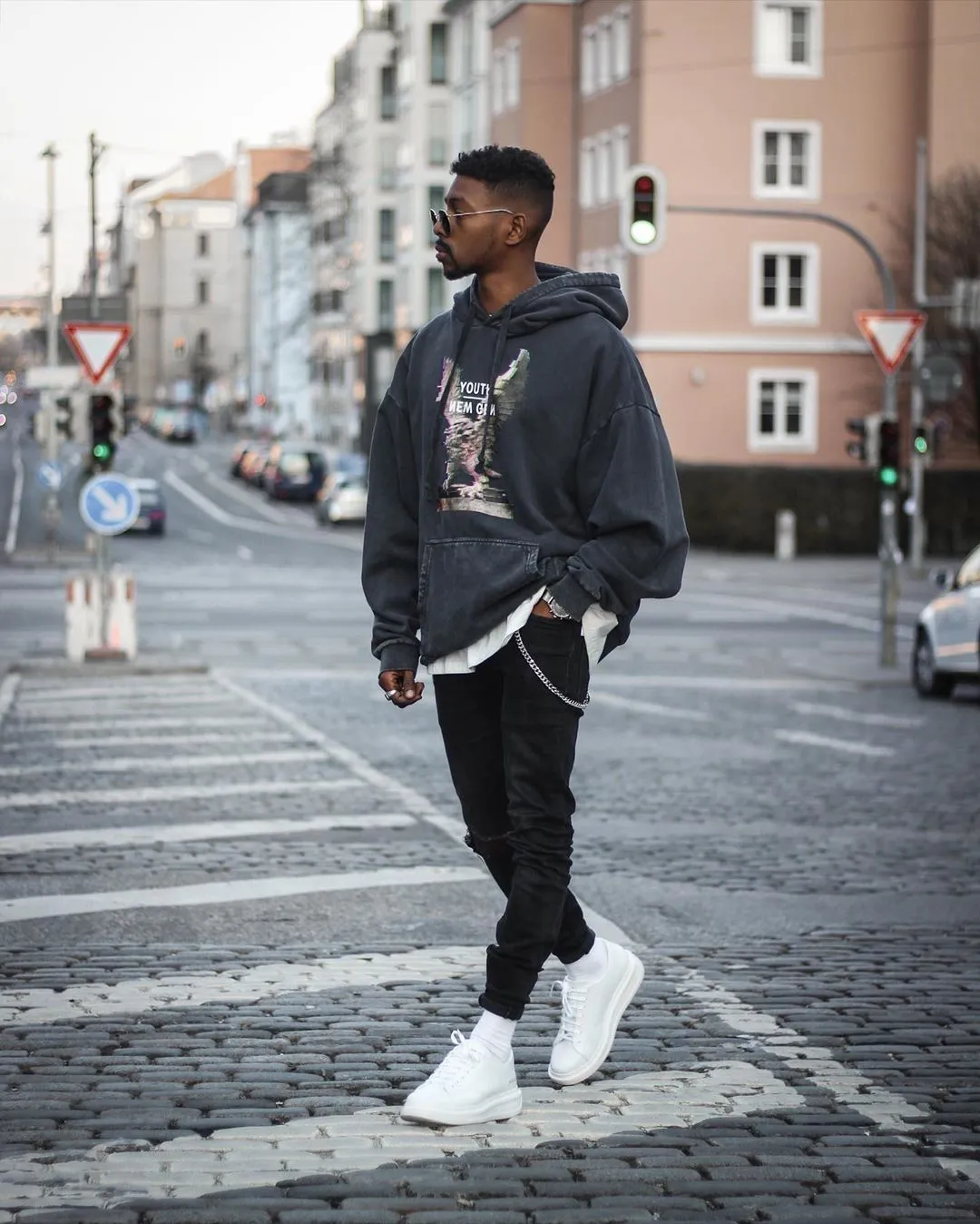 Giày Trắng Và Phong Cách Streetwear