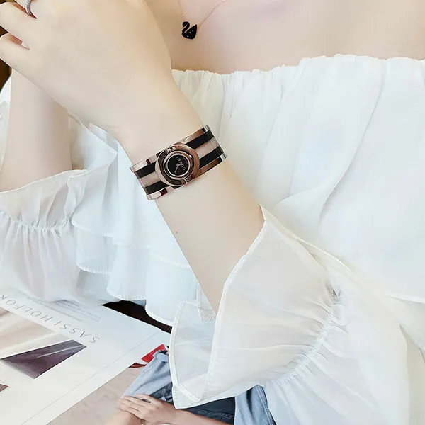 Đồng Hồ Nữ Gucci 112 The Twirl Watch Màu Bạc Đen