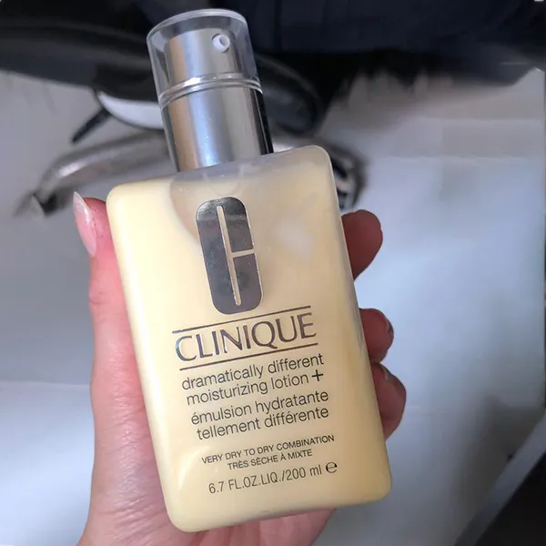 Lotion Dưỡng Ẩm Cho Da Khô Và Hỗn Hợp Khô Clinique Dramatically Different Moisturizing 200ml