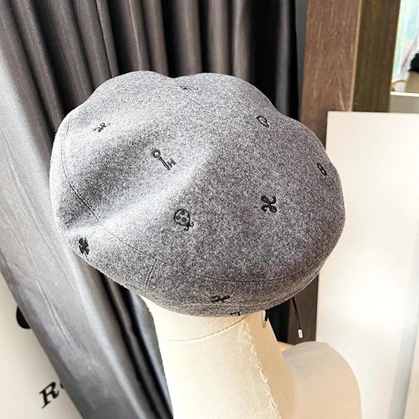 Mũ Hermès Saint Honore Charms Beret Embroidered Cashmere With Leather Màu Xám Size 56-58