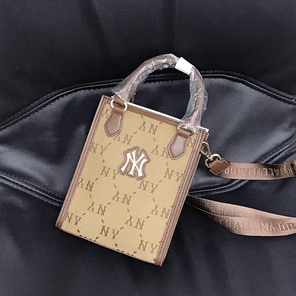 Túi Đeo Chéo MLB Diamond Monogram Tote Bag New York Yankees 7ACRMDB4N-50BGS Màu Nâu Be