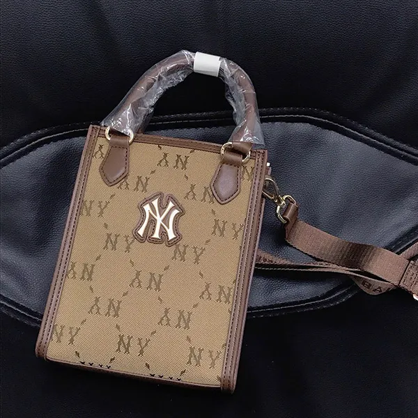 Túi Đeo Chéo MLB Diamond Monogram Tote Bag New York Yankees 7ACRMDB4N-50BGS Màu Nâu Be