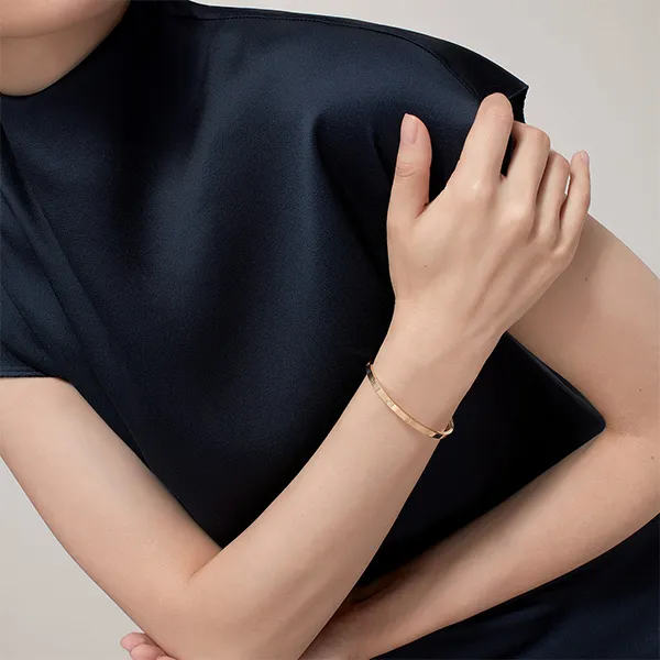 Vòng Đeo Tay Nữ Jewery Luxury Love Bracelet Small Model Màu Vàng Gold