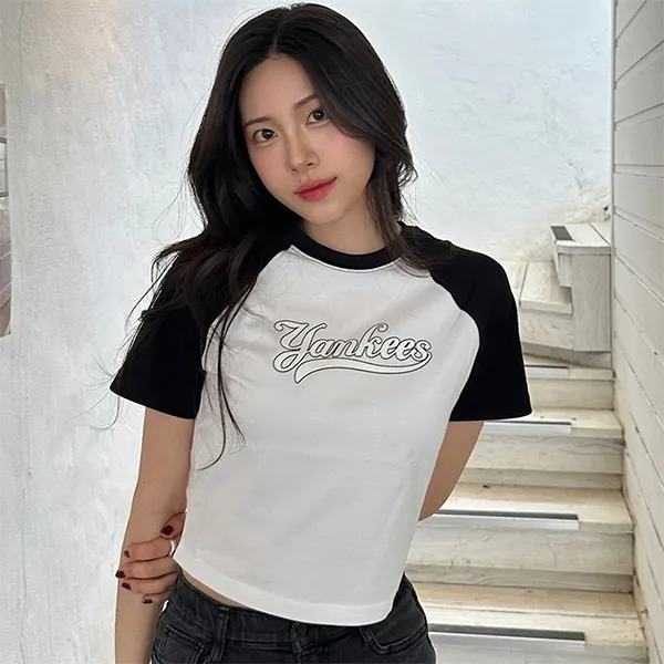 Áo Croptop Nữ MLB Varsity New York Yankees 3FTSV1343-50IVS Màu Trắng Đen Size XS