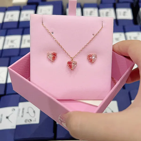 Set Dây Chuyền Và Khuyên Tai Nữ Swarovski Gema 520 Pendant Heart, Pink, Rose Gold Tone Plated Màu Vàng Hồng