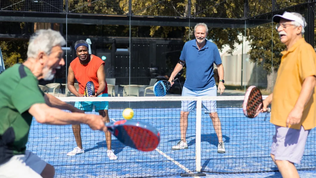 Người cao tuổi choi Pickleball