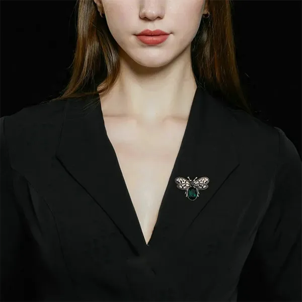 Cài Áo Nữ Kya Jewel Bee Xinh Xắn BR4560-X Màu Đen Xanh