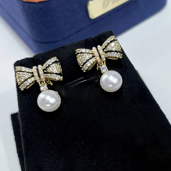 Khuyên Tai Nữ Kya Jewel Dazzling Pearl Bow PE29 Màu Trắng Vàng