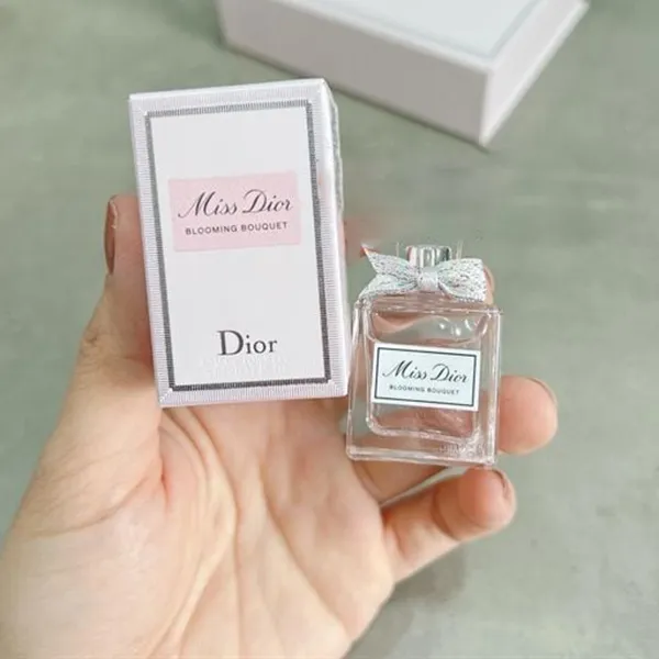 Set Túi Đựng Trang Sức Và Nước Hoa Nữ Dior (Around The World Travel Jewelry Case & Miss Dior Blooming Bouquet EDT 5ml)