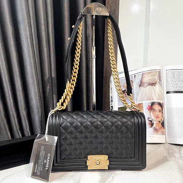Túi Đeo Chéo Nữ Chanel Boy Medium Black Carvia Leather Antique Gold Metal Màu Đen