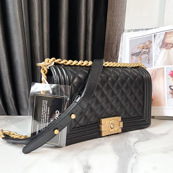 Túi Đeo Chéo Nữ Chanel Boy Medium Black Carvia Leather Antique Gold Metal Màu Đen