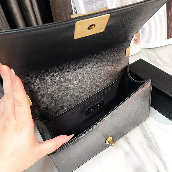 Túi Đeo Chéo Nữ Chanel Boy Medium Black Carvia Leather Antique Gold Metal Màu Đen