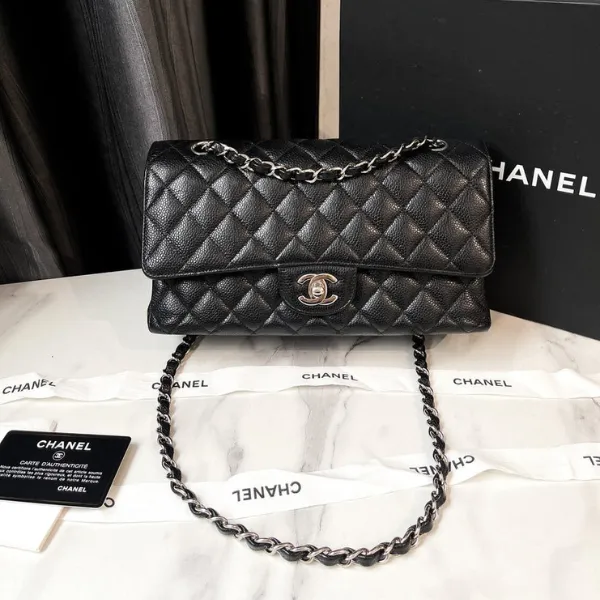 Túi Đeo Vai Nữ Chanel Classic M Caviar Màu Trắng Đen