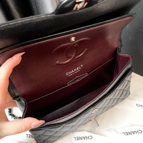 Túi Đeo Vai Nữ Chanel Classic M Caviar Màu Trắng Đen