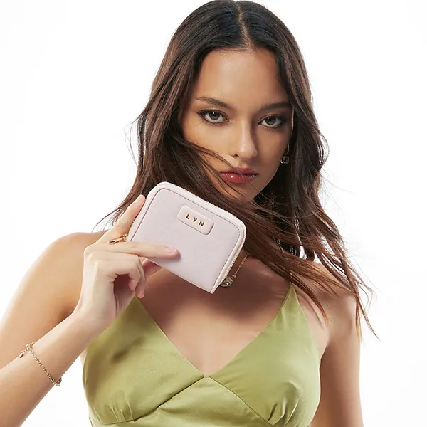 Ví Nữ Lyn Lora Zip Short Wallet LL24FWF020 Màu Hồng Nhạt
