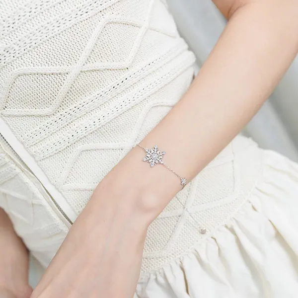 Vòng Đeo Tay Nữ LiLi Jewelry Hình Bông Tuyết Đính Đá Spinel, Đá CZ LILI_518597 Màu Bạc/Xanh