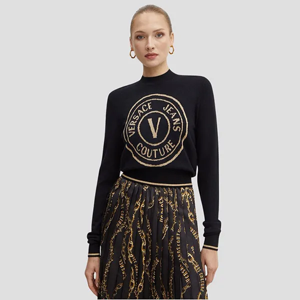 Áo Len Nữ Versace Jean Conture In Black With Logo V-Emblem 77HAFM21 CM45H G89 Màu Đen Size S
