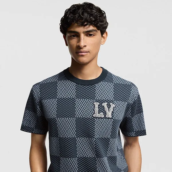 Áo Phông Nam Louis Vuitton LV Blue Damier Crewneck With Crystal LV Patch 1AGHTK Tshirt Màu Xanh Size M - Thời trang - Vua Hàng Hiệu