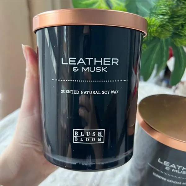Nến Thơm Blush Bloom Leather & Musk Scented Natural Soy Wax 450g - Nến thơm - Vua Hàng Hiệu