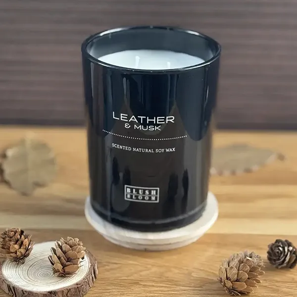 Nến Thơm Blush Bloom Leather & Musk Scented Natural Soy Wax 450g - Nến thơm - Vua Hàng Hiệu