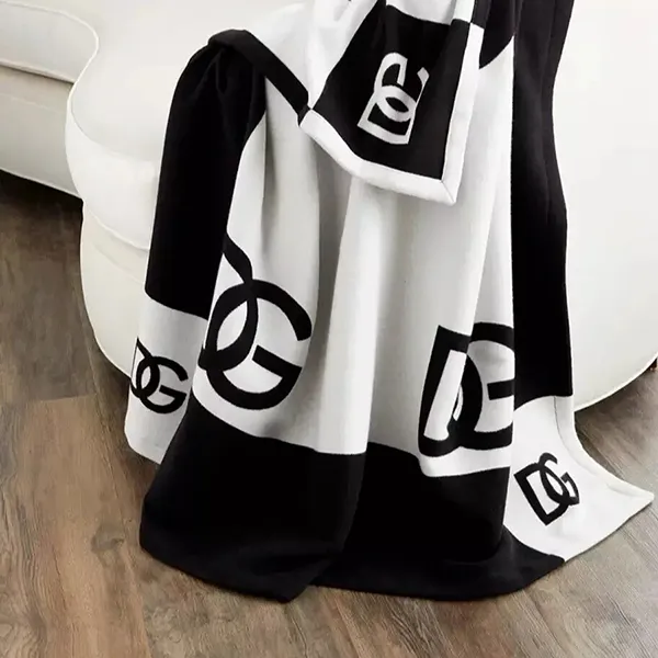 Chăn Choàng Đa Năng Dolce & Gabbana D&G Blanket TCE013TCAIM Màu Trắng Đen - Chăn - Gối - Vua Hàng Hiệu