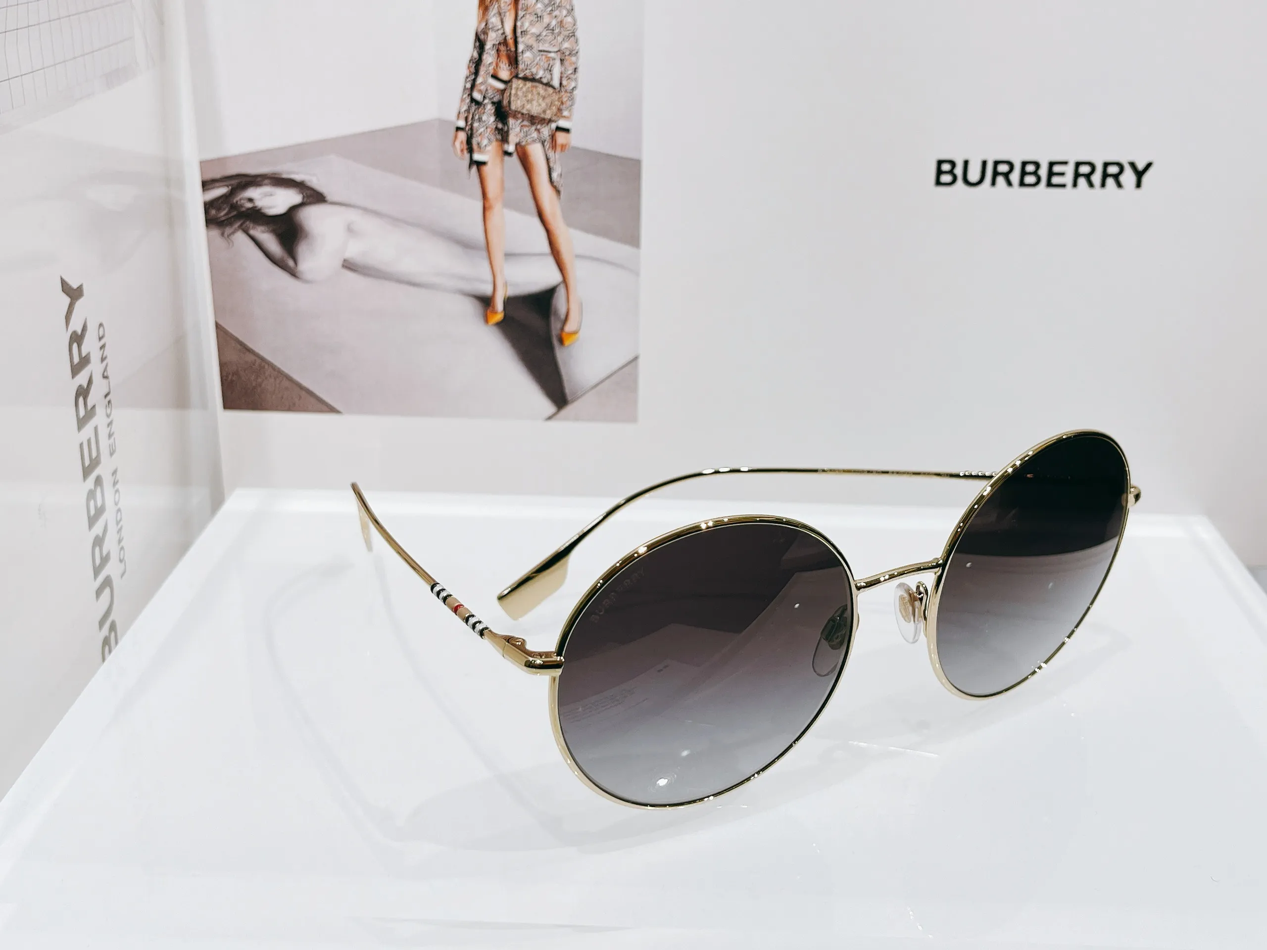 Cách Phân Biệt kính mắt Burberry Thật Giả