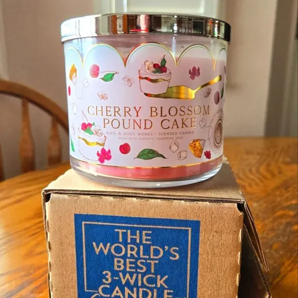 Nến Thơm Bath & Body Works Cherry Blossom Pound Cake Candle 411g