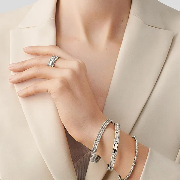 Nhẫn Jewery Luxury Perlée Sweet Clovers Ring 18K White Gold Diamond VCARP6MN00 Màu Bạc - Trang sức - Vua Hàng Hiệu