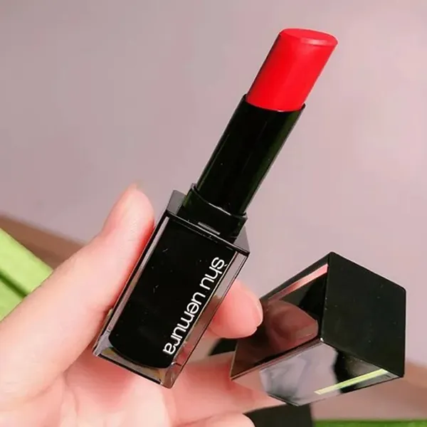Son Shu Uemura Amplified M OR 570 (Vỏ Đen) Màu Đỏ Cam