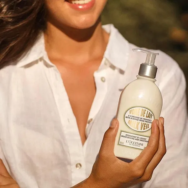 Sữa Dưỡng Thể L'Occitane Moisturizing And Smoothing Almond Milk Veil Chiết Xuất Hạnh Nhân 240ml - Mỹ phẩm - Vua Hàng Hiệu