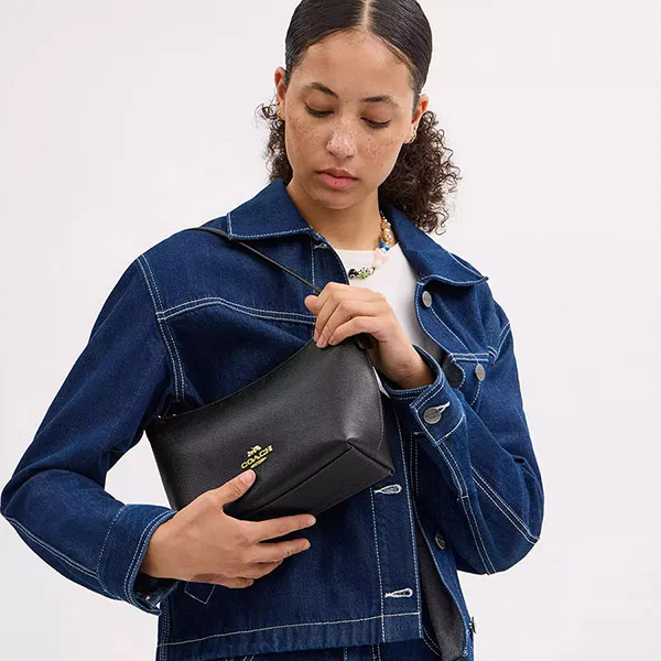 Túi Đeo Chéo Nữ Coach Zip Top Shoulder Bag In Signature Canvas CW390 Màu Đen