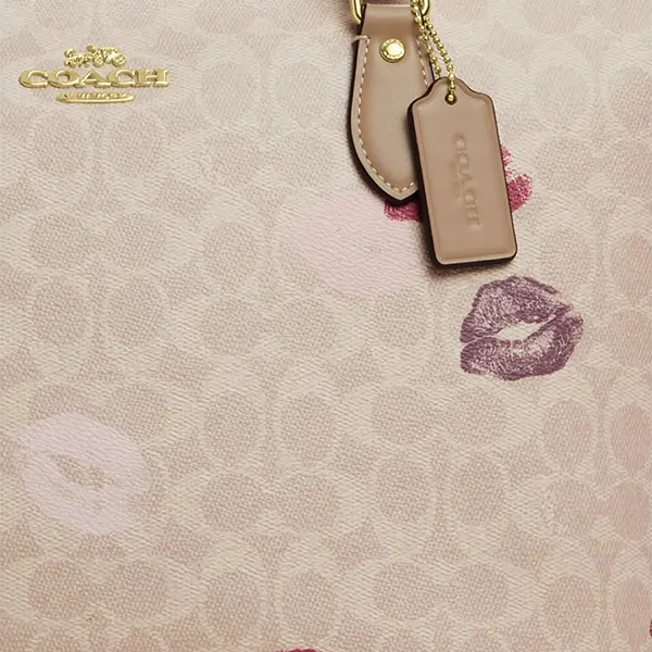 Túi Tote Nữ Coach Gallery Tote Bag In Signature Canvas CZ940 With Lips Print Màu Khaki