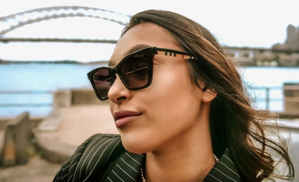 Tính ứng dụng kính mắt Burberry