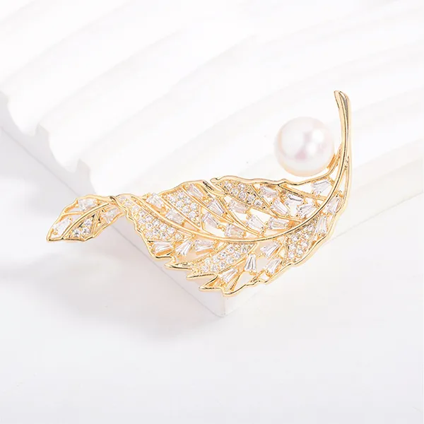 Cài Áo Nữ Meri Flying Leaf BR838 Màu Vàng