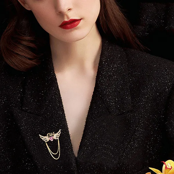 Cài Áo Nữ Meri Heart Wings BR827 Màu Vàng