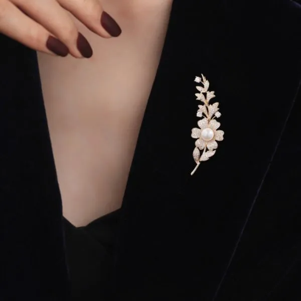 Cài Áo Nữ Meri Refined Flower BR848 Màu Vàng Gold