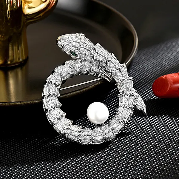 Cài Áo Nữ Meri Snake Embracing Pearl BR800 Màu Bạc
