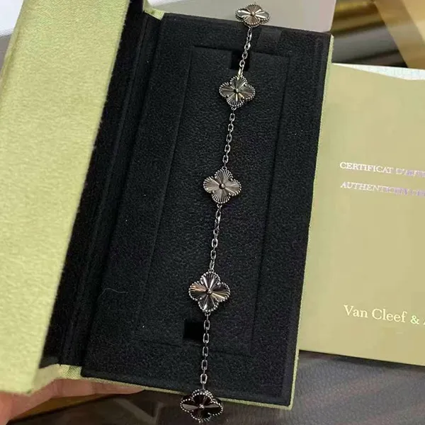 Vòng Đeo Tay Nữ Jewery Luxury Four Leaf Clay Bracelet Màu Xám Chì - Trang sức - Vua Hàng Hiệu