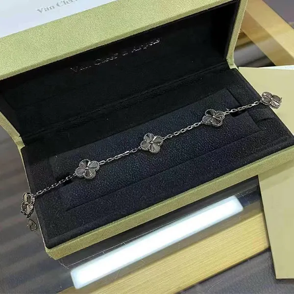 Vòng Đeo Tay Nữ Jewery Luxury Four Leaf Clay Bracelet Màu Xám Chì - Trang sức - Vua Hàng Hiệu