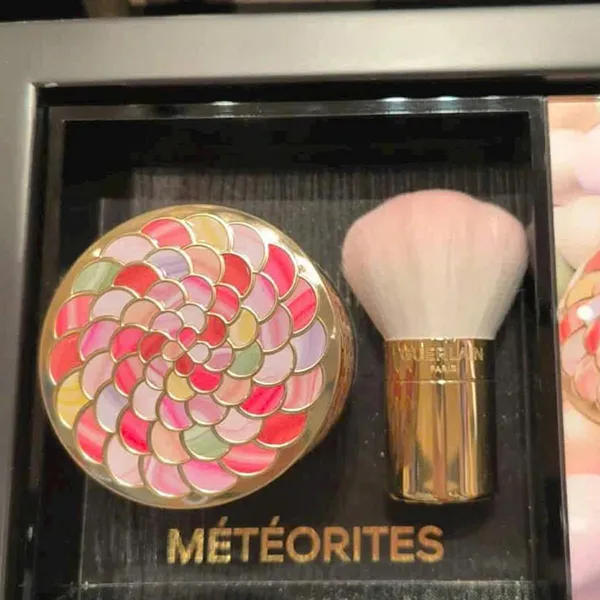 Bộ Trang Điểm Guerlain Les Météorites Make Up Set 2 Món (Phấn Phủ + Cọ Trang Điểm)