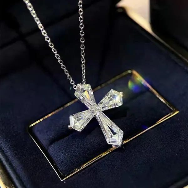 Dây Chuyền Nữ Lili Jewelry Đính Đá Carbon Tổng Hợp Chữ Thập Thánh Giá LILI_813297 Màu Bạc - Trang sức - Vua Hàng Hiệu