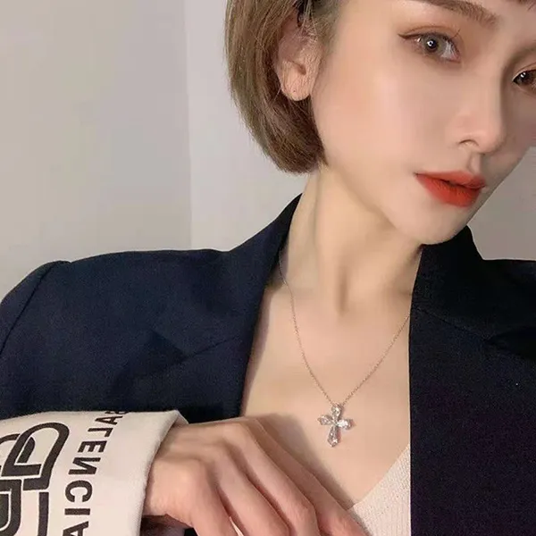 Dây Chuyền Nữ Lili Jewelry Đính Đá Carbon Tổng Hợp Chữ Thập Thánh Giá LILI_813297 Màu Bạc - Trang sức - Vua Hàng Hiệu