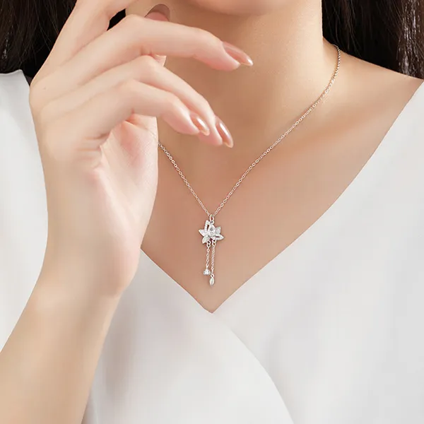 Dây Chuyền Nữ Lili Jewelry Đính Đá CZ Hình Bông Sen Sarah LILI_125758 Màu Bạc