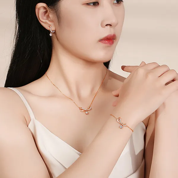 Dây Chuyền Nữ Lili Jewelry Bạc Đính Đá CZ Hình Chiếc Nơ Cách Điệu Charlie LILI_125999 Màu Vàng Hồng