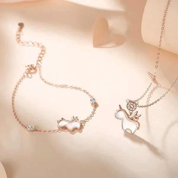 Dây Chuyền Nữ Lili Jewelry Bạc Đính Đá CZ Hình Chú Kỳ Lần Dễ Thương Elain LILI_152796 Màu Vàng Hồng