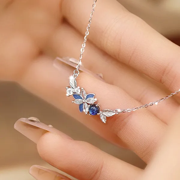 Dây Chuyền Nữ Lili Jewelry Bạc Đính Đá CZ Hoa Và Lá Hadlee LILI_098764 Màu Bạc Xanh